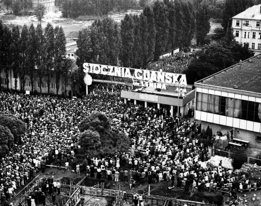 Top-down view of Gate No. 2 of the Lenin Shipyard in Gdańsk and crowds of Gdańsk residents in solidarity with the strikers